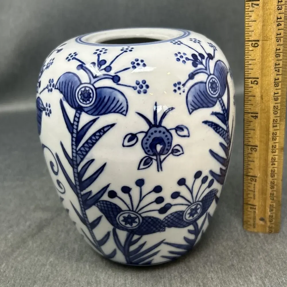 Vintage Dechang Chinese Blue and White Porcelain Floral Vase Jar 6 Inch