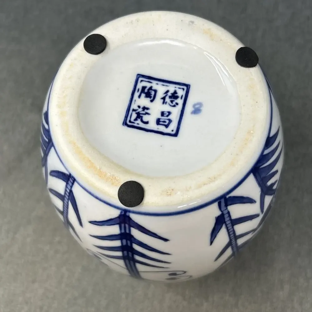 Vintage Dechang Chinese Blue and White Porcelain Floral Vase Jar 6 Inch