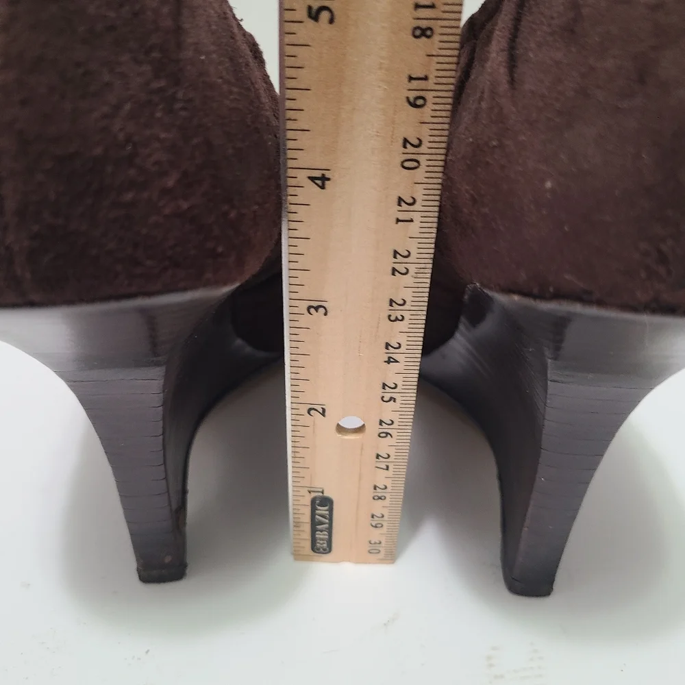 Guess by Marciano suede brown pump