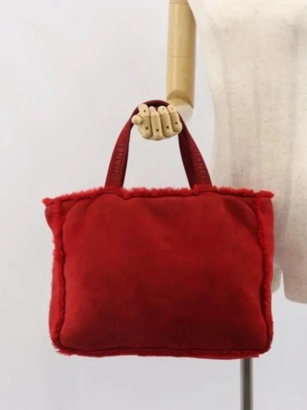CHANEL brand	chanel color	red