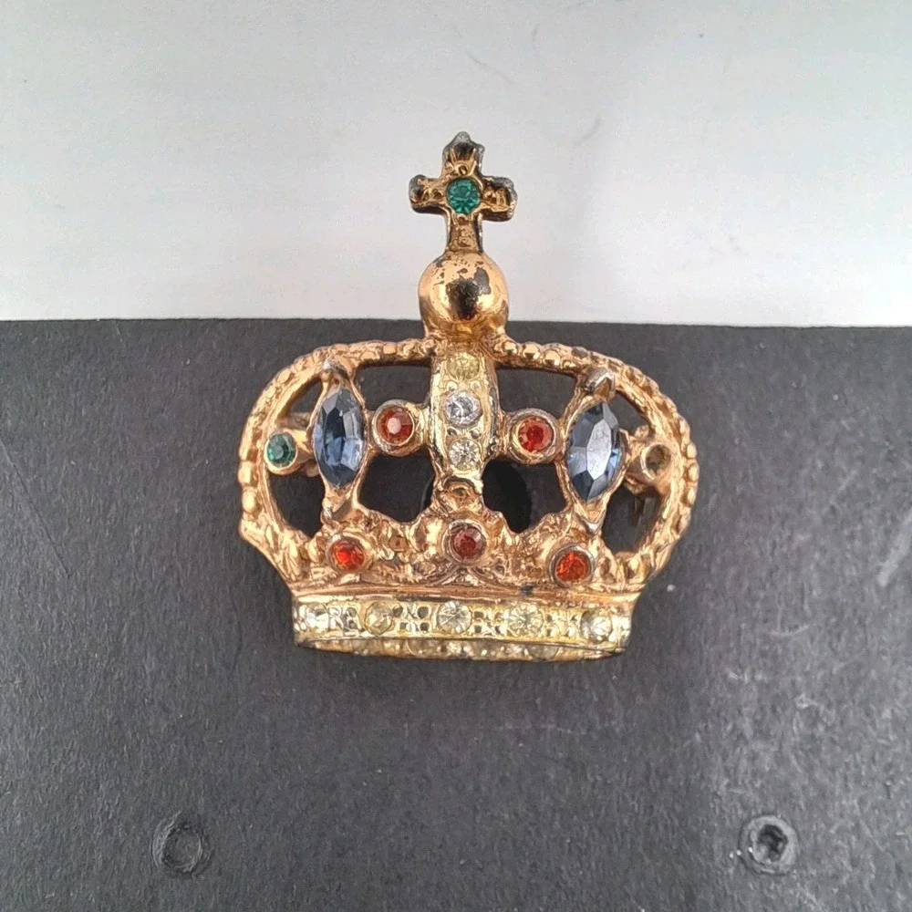 Vintage Gold Tone King Crown Green Red Blue Rhinestone Brooch Pin