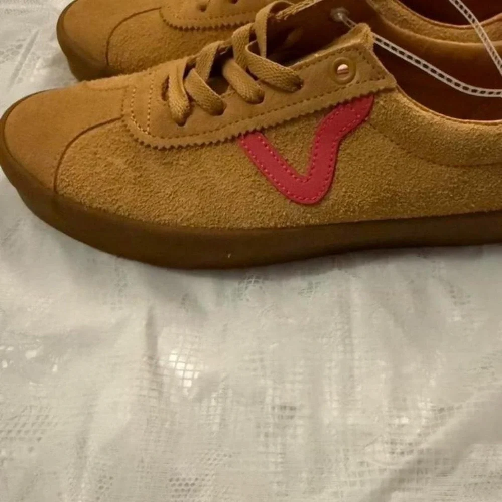 Classic Vans low-top sneakers in a warm brown suede with pink side stripe M 6.5‎