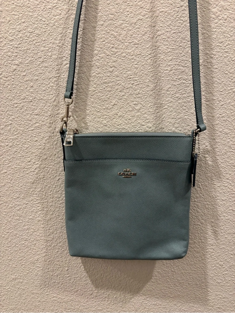 Coach compact pebble