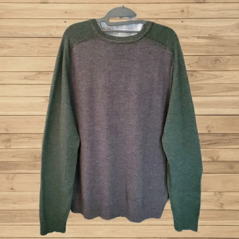 BANANA REPUBLIC 100% Merino Wool V-Neck Baseball Style Sweater Forest/Dark Grey