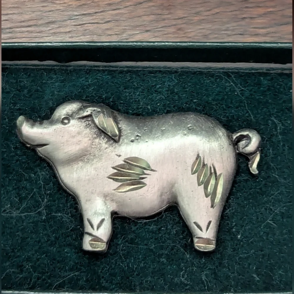 Vintage accents pig charming