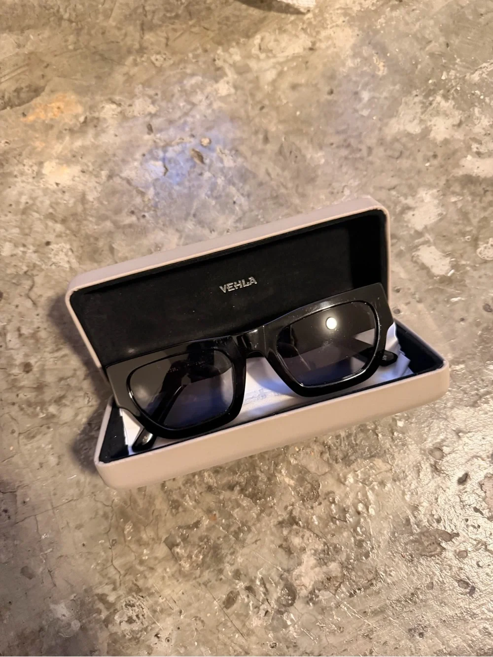 VEHLA Finn Sunglasses - Black/Smoke