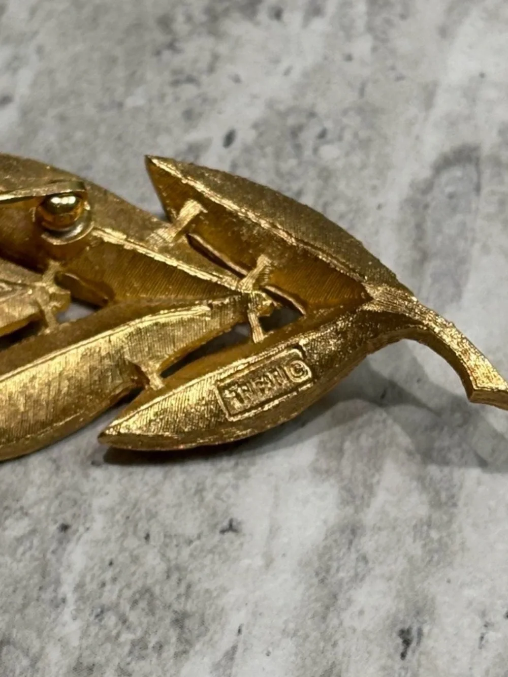 N/A brooch set