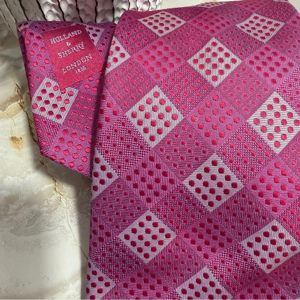 NWOT Holland & Sherry‎ London Men's Silk Printed Shape Tie Pink 3 1/2