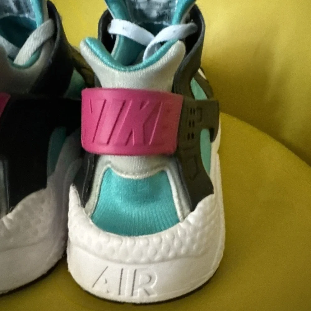 Nike Air Huarache Black Pink South Beach Men Size 12 Running Shoe DD1068 -004