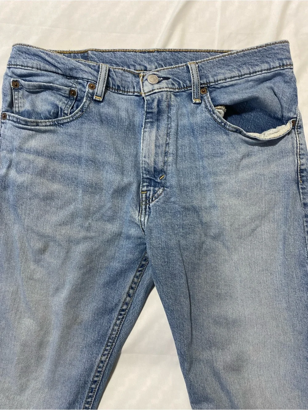 512 Levi's Men's Slim Straight Jeans in Faded Blue Wash