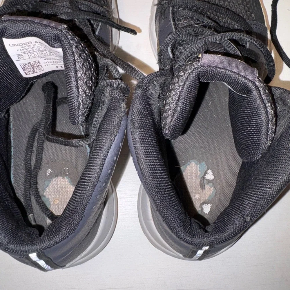Under Armour Basketball Shoes‎ Athletic Sneakers High Top Youth Size 6Y