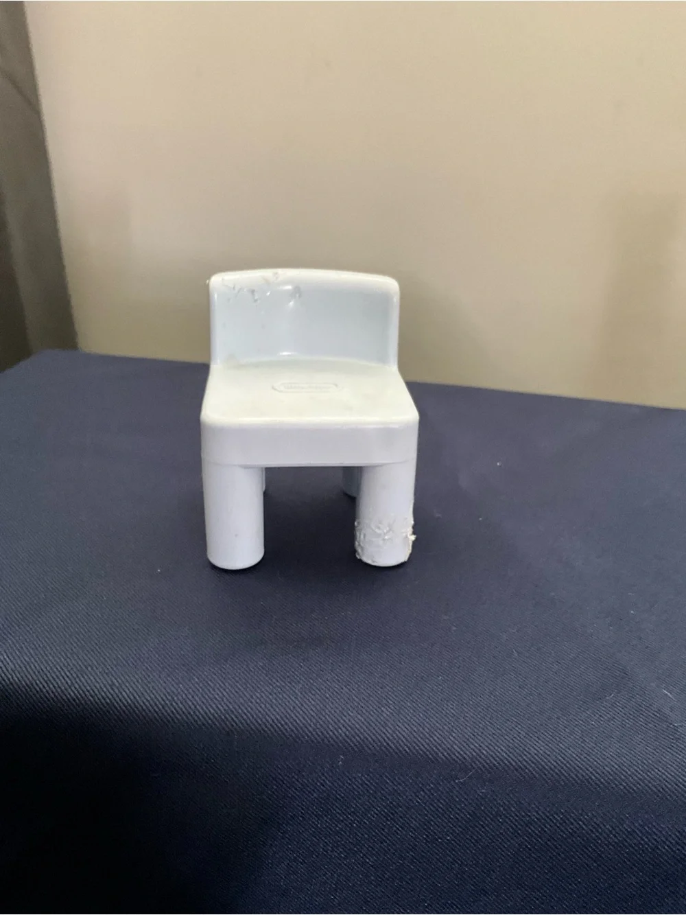 Little Tikes dollhouse table and 4 chairs.
