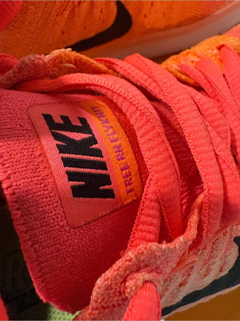 Nike look contrast responsive