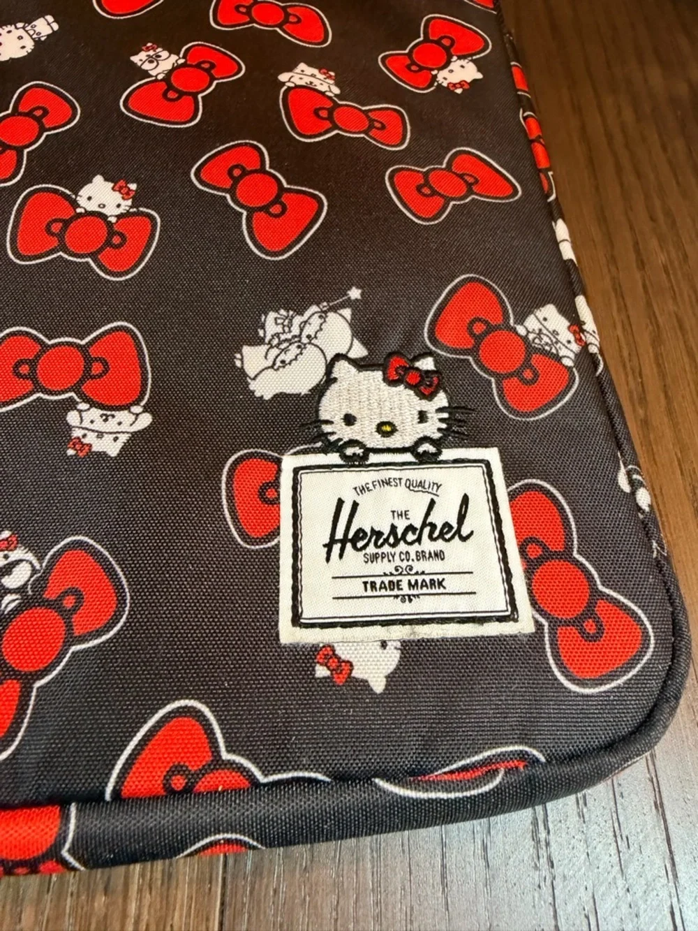 Herschel Supply Company padded sleeve