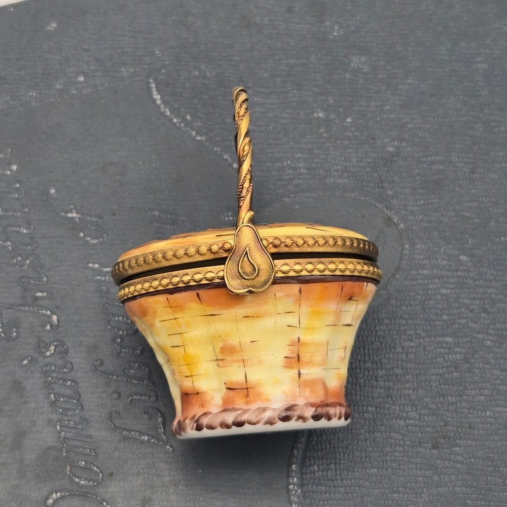 Limoges features detailed