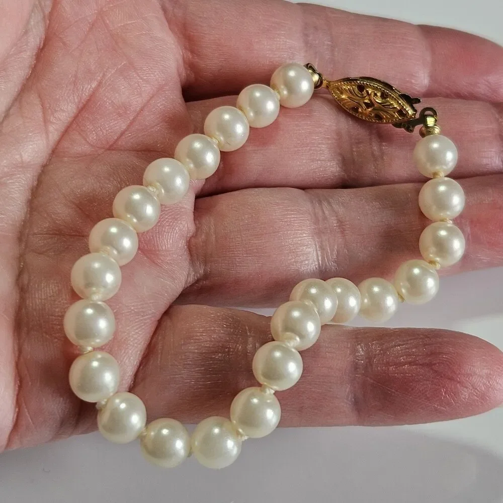 Vintage ROC Cream Colored Faux Pearl Bracelet 7