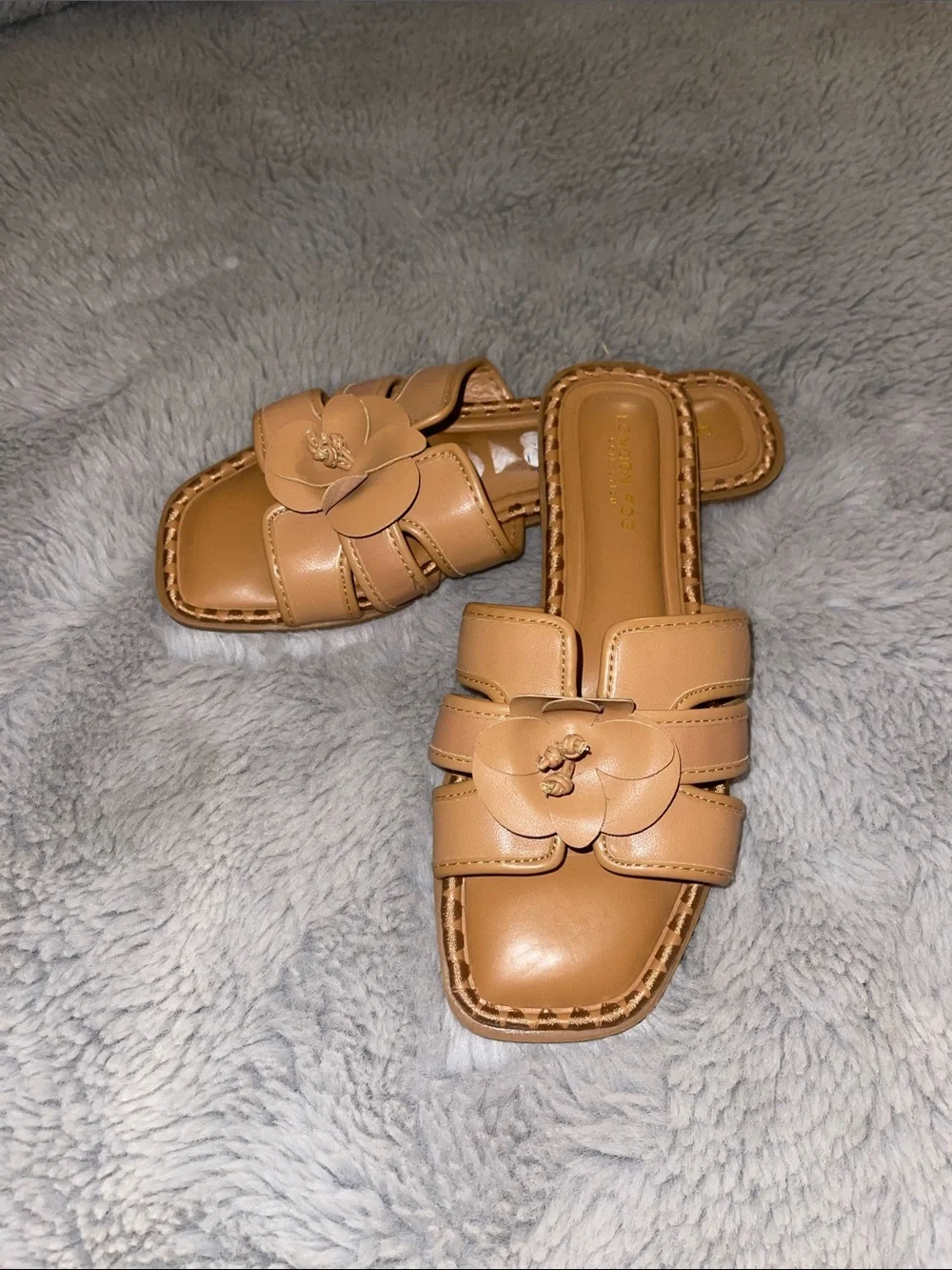 London Fog Camel Floral Slide Sandals Summer Pool