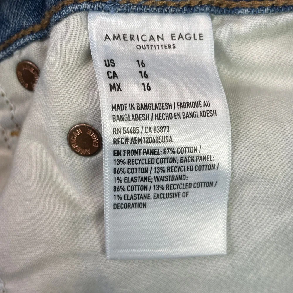 American Eagle Curvy Relaxed Short Womens 16 Light Blue Distressed Denim Strigid