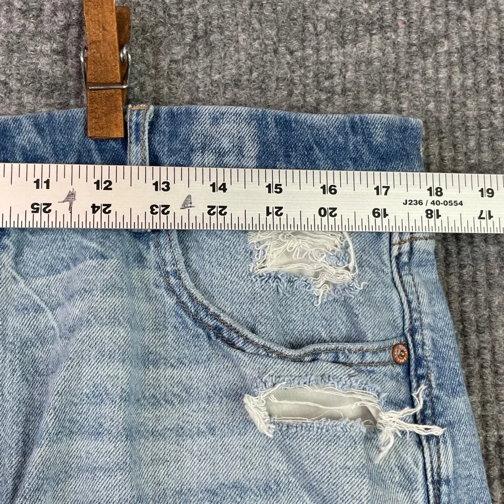 American Eagle Curvy Relaxed Short Womens 16 Light Blue Distressed Denim Strigid
