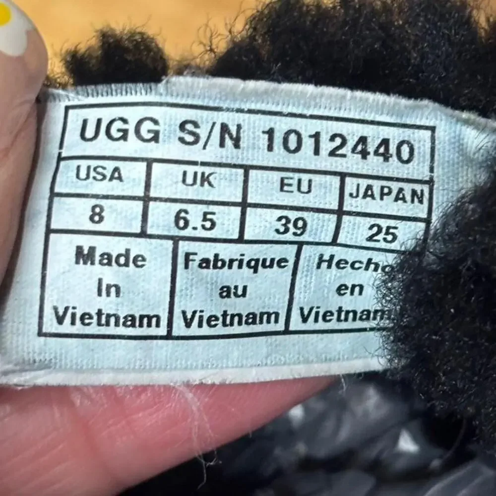 UGG simmens black