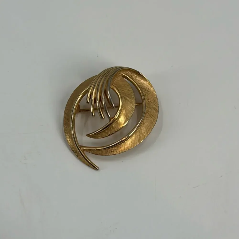Vintage gold tone trifari brooch