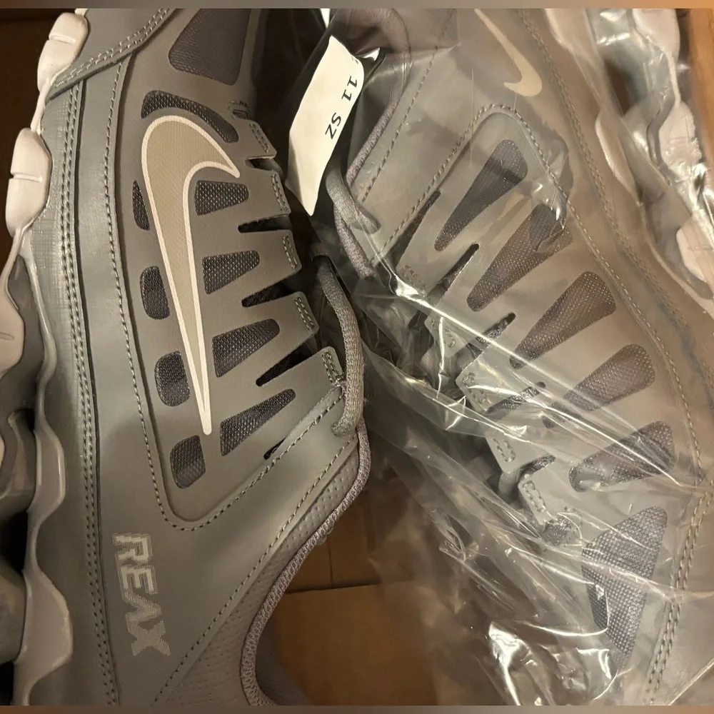 Nike sleek low