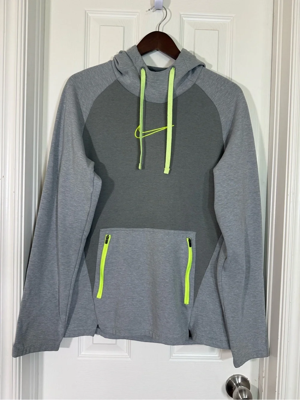 Nike Therma-Fit Men’s Gray Pullover Hoodie Neon Zip Pockets Sweatshirt Size M