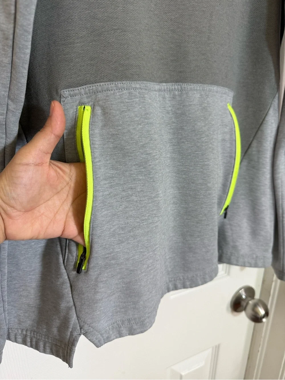 Nike Therma-Fit Men’s Gray Pullover Hoodie Neon Zip Pockets Sweatshirt Size M
