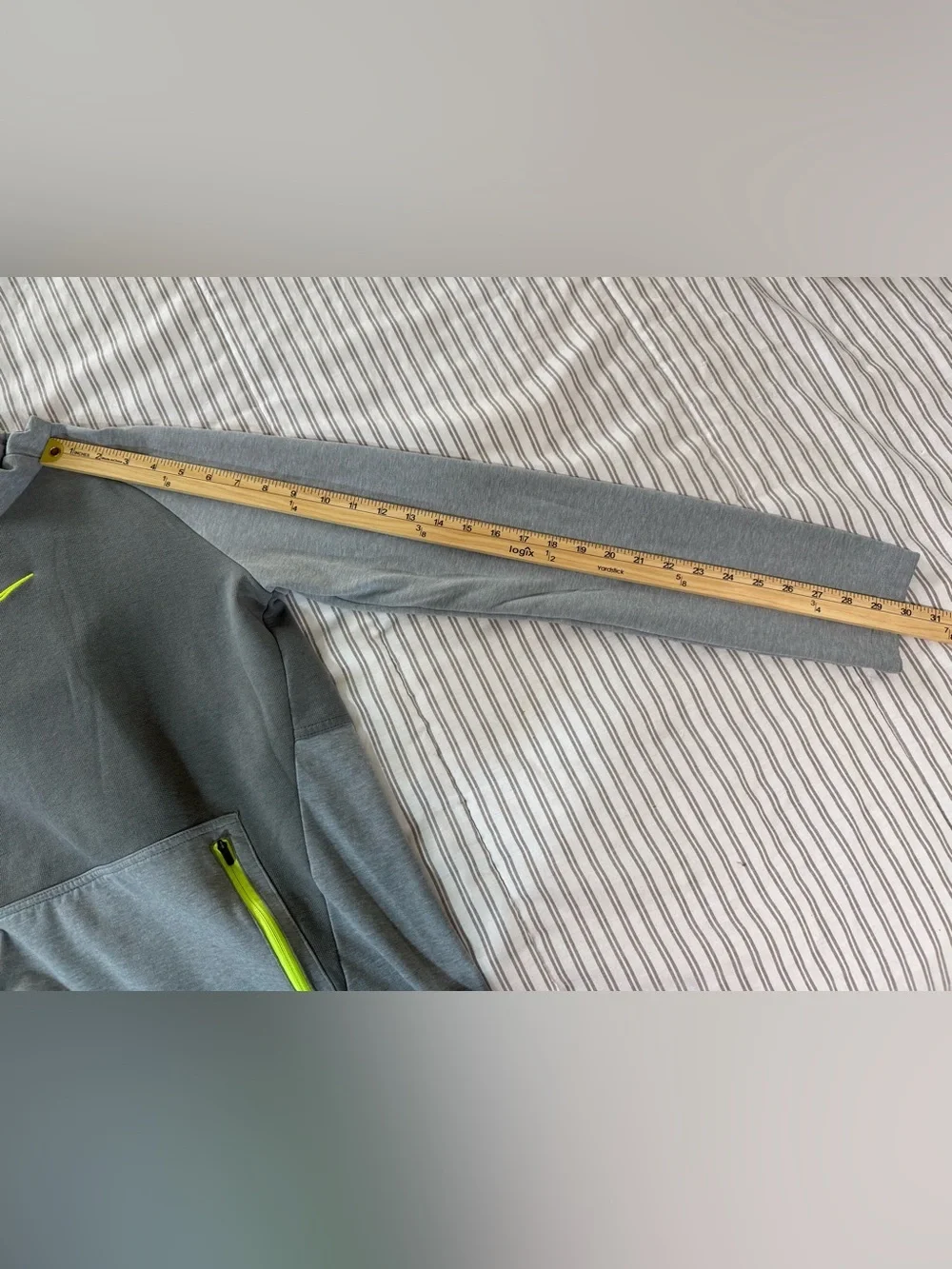 Nike Therma-Fit Men’s Gray Pullover Hoodie Neon Zip Pockets Sweatshirt Size M