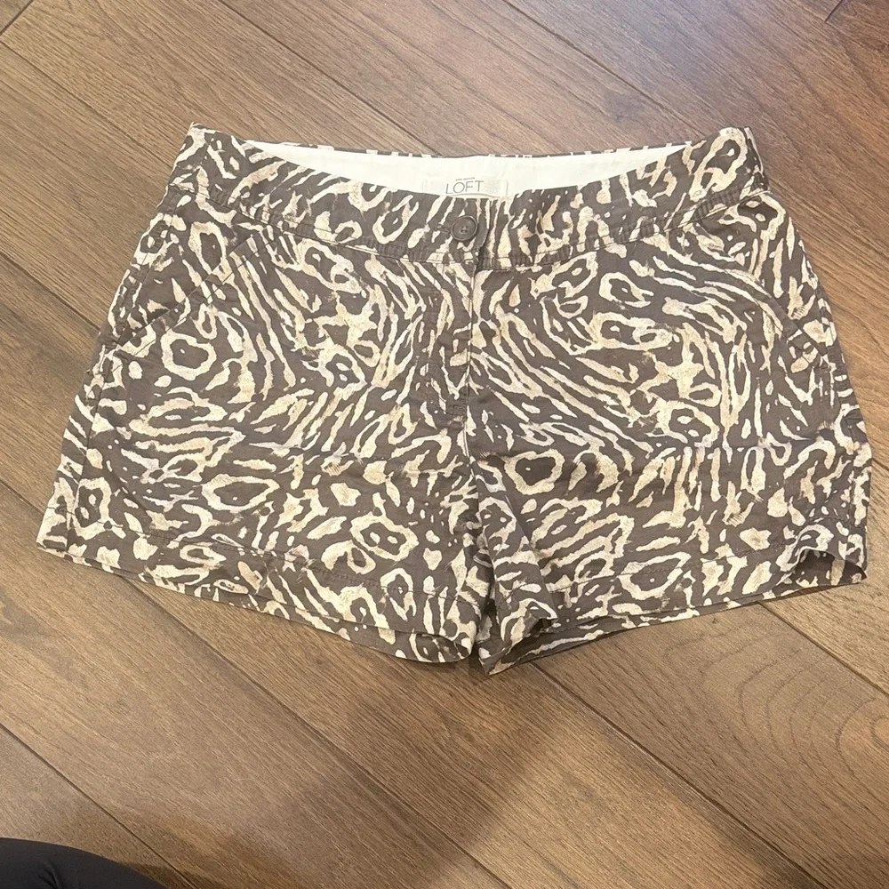 LOFT Animal Print Shorts Size 8 C9-009
