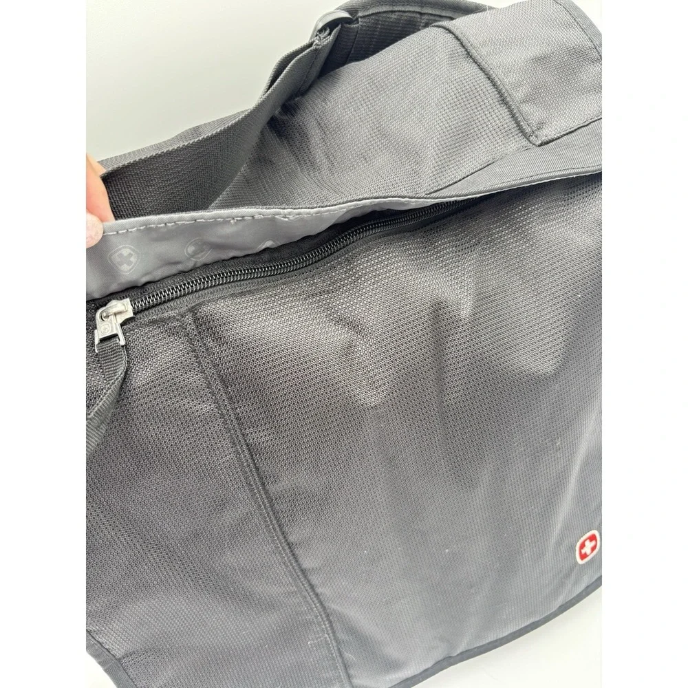 SwissGear black messenger