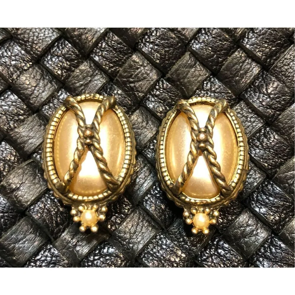REGAL - 🎉HPx2 🎉 Vintage Regal Gothic-Style Oval Faux Pearl Chunky Clip-Ons