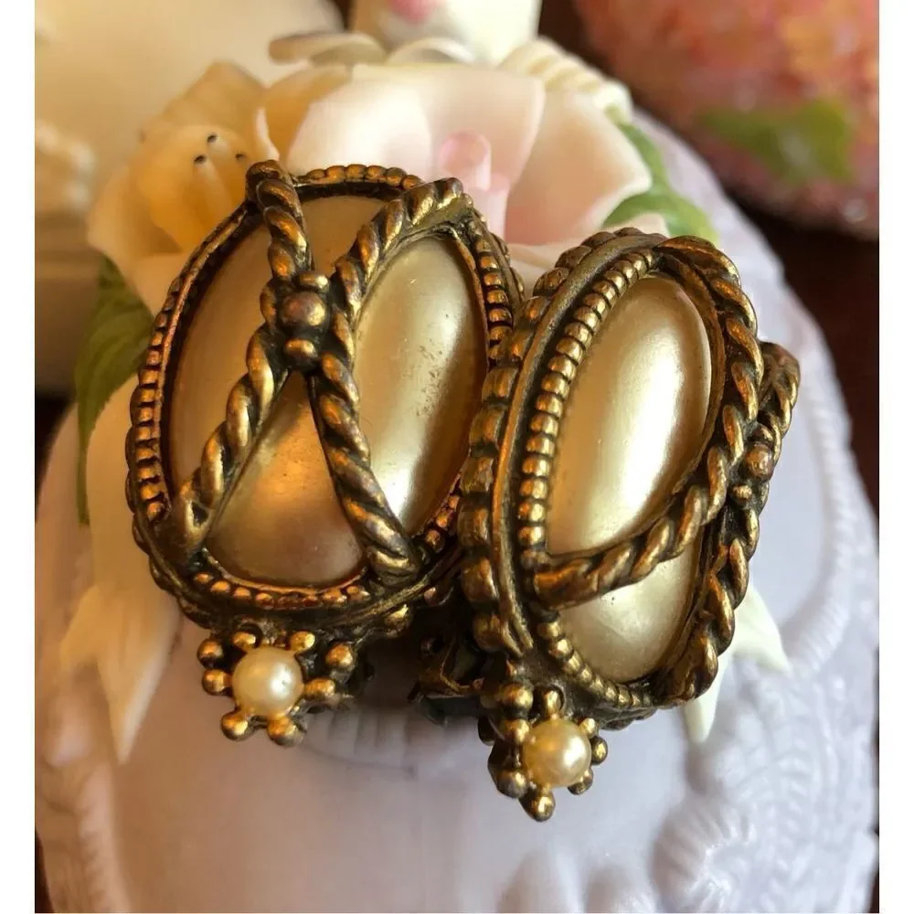 REGAL - 🎉HPx2 🎉 Vintage Regal Gothic-Style Oval Faux Pearl Chunky Clip-Ons