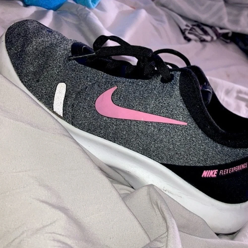 NIKE Sneakers, Gray, Black, & White w/ Pink Logo, Size: 7, Good Condition! SHOE1