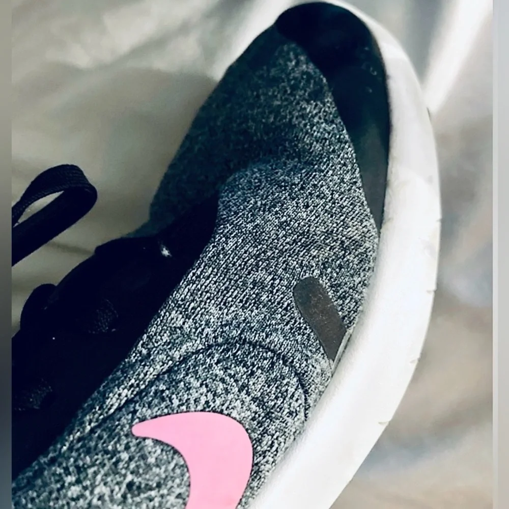 NIKE Sneakers, Gray, Black, & White w/ Pink Logo, Size: 7, Good Condition! SHOE1