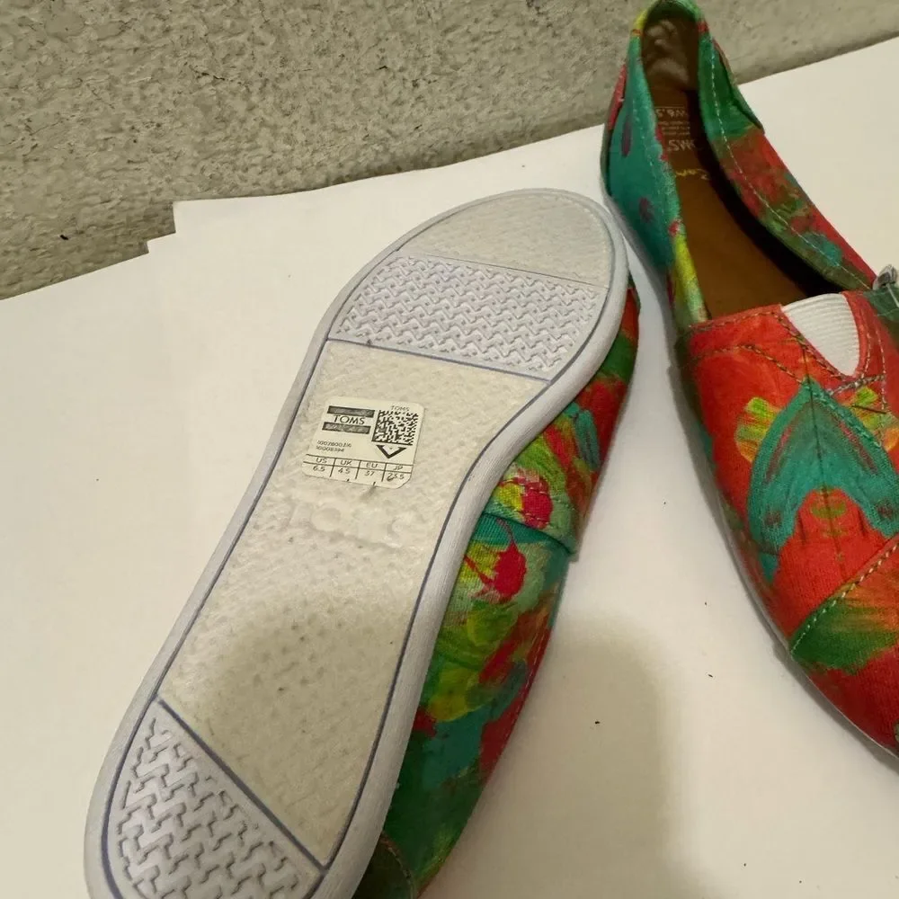 Toms bright slip