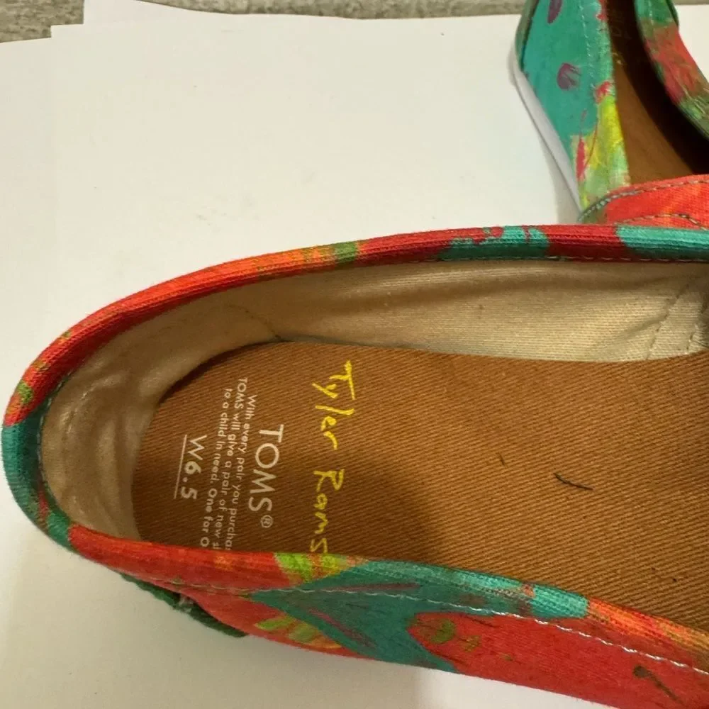 Toms bright slip