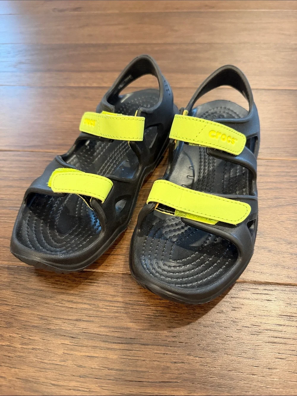 Crocs Swiftwater River Sandal Boys Size J1 Black/Volt Green - C56-004