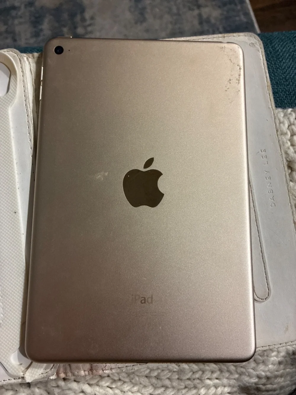 Apple selling ipad