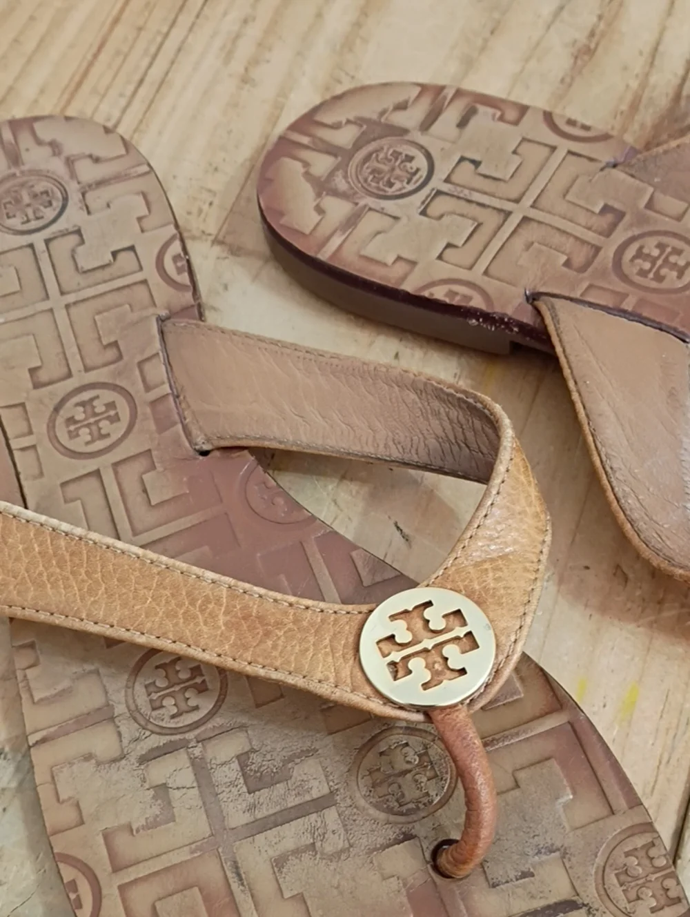 Tory Burch Thora Tan Leather Logo Thong Flat Sandals Fits Size 7.5-8