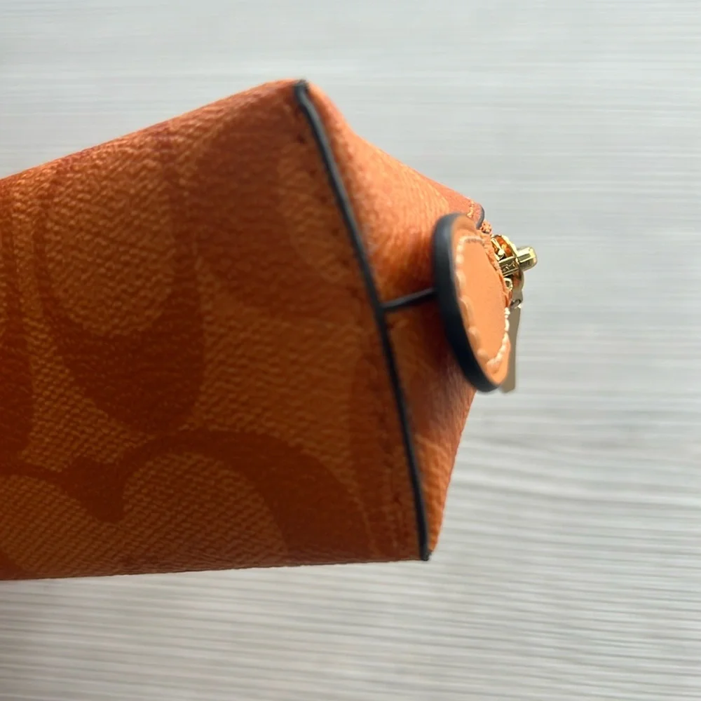 Coach sleek cosmetic