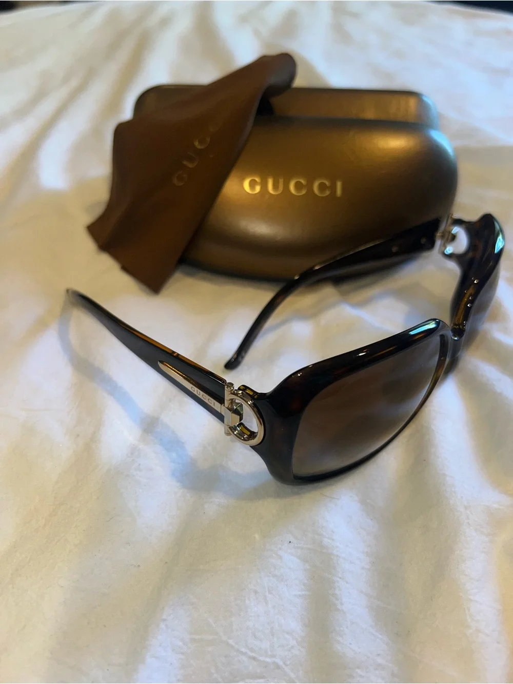 Gucci curved elegant accessory