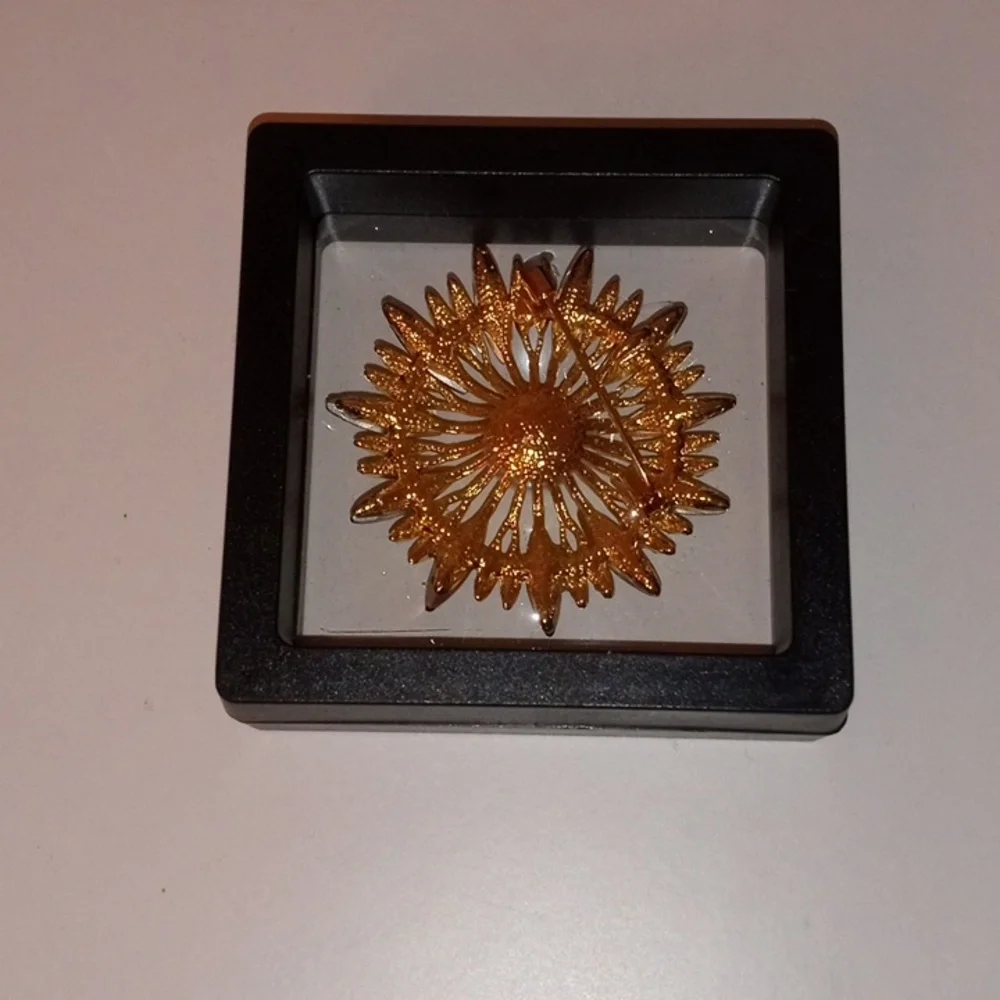 N/A elegant gold