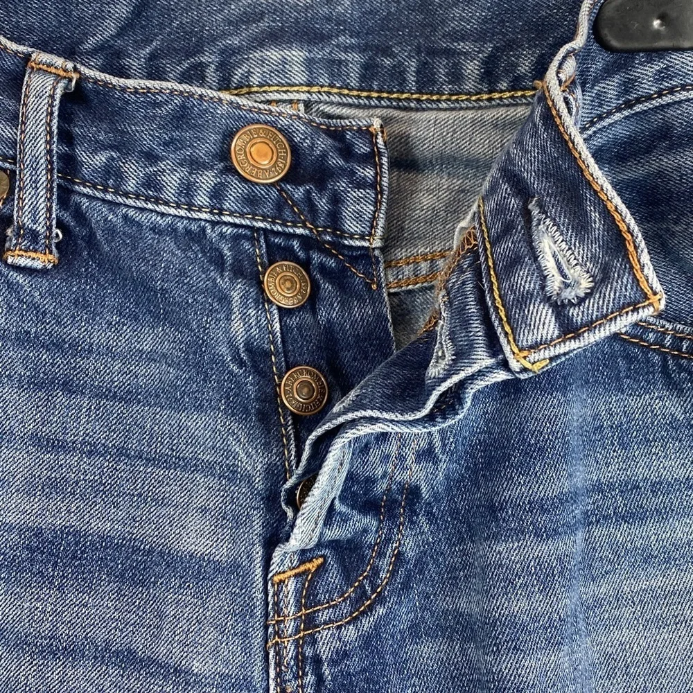 Abercrombie & Fitch thigh hole