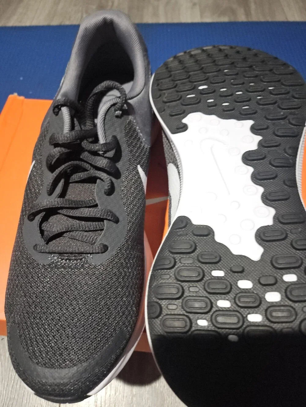 Nike Men's Black and Gray Low-Top Running Sneakers