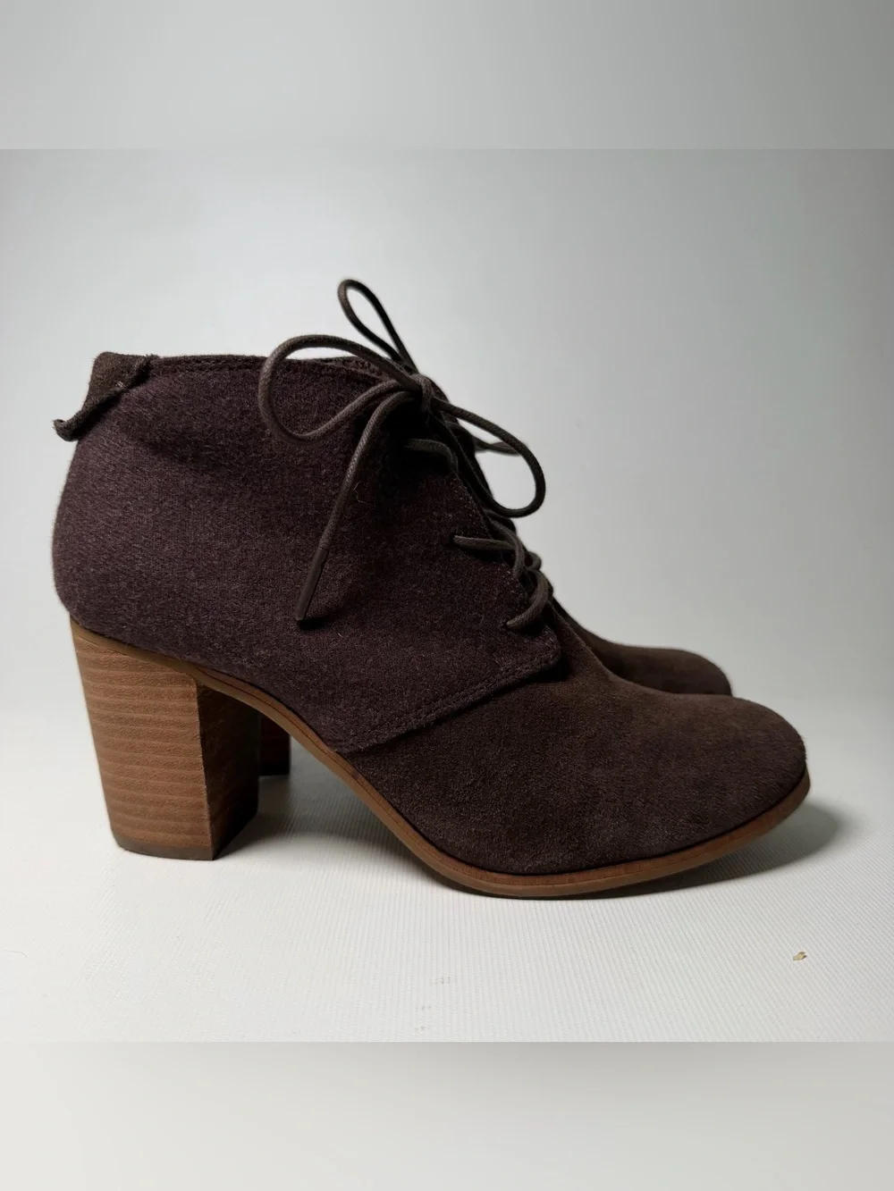 Toms lunata lace