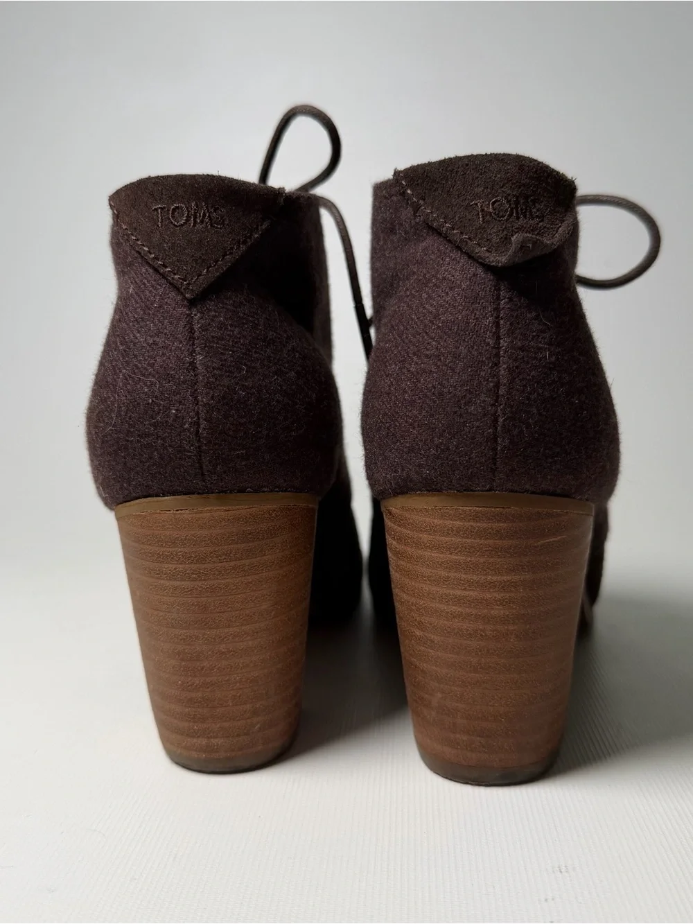Toms lunata lace