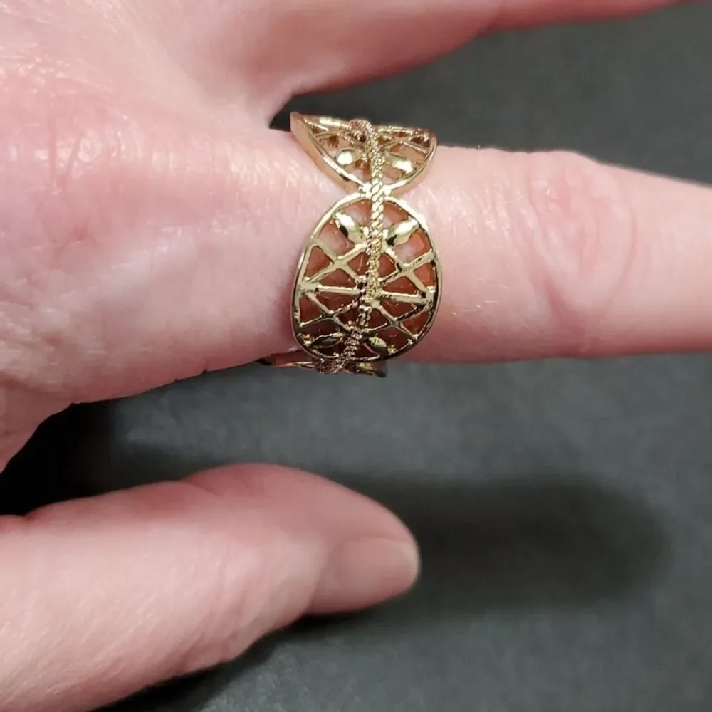 Gold tone ring with oval design size 7.25