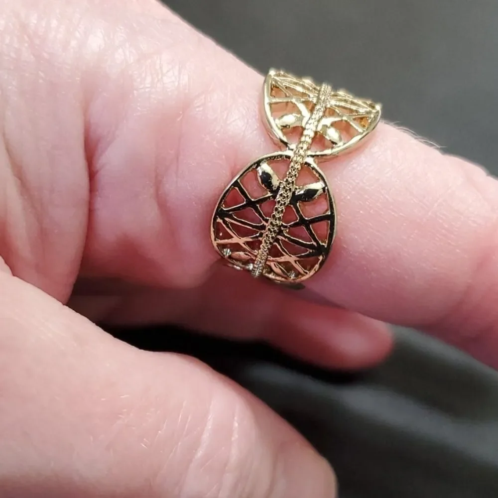 Gold tone ring with oval design size 7.25