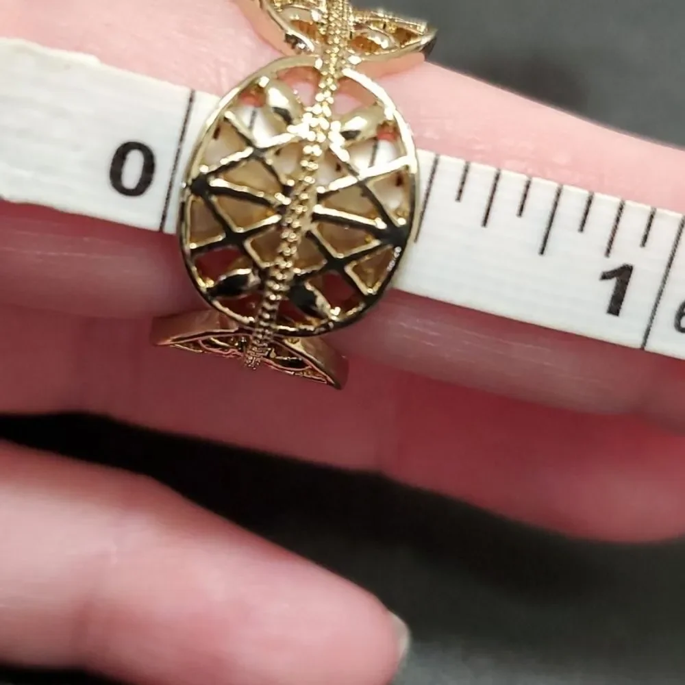 Gold tone ring with oval design size 7.25